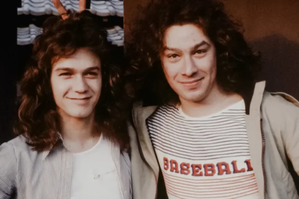 Alex e Eddie Van Halen. Crédito: Koh Hasebe/Shinko Music/Getty Images