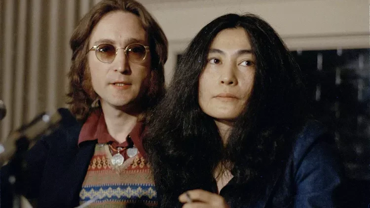 Yoko Ono foi alertada sobre perigo iminente a Lennon, revela novo livro