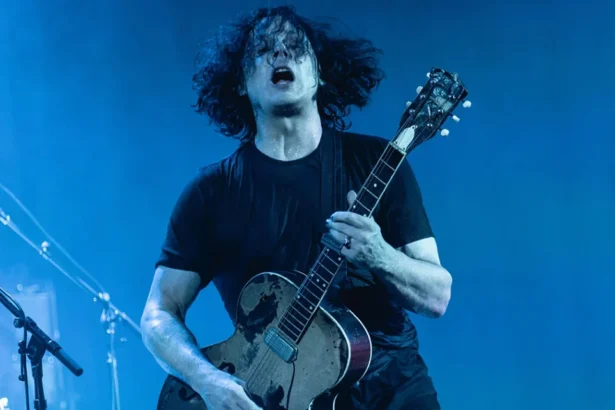 Jack White ao vivo. Crédito: Raph Pour-Hashemi.