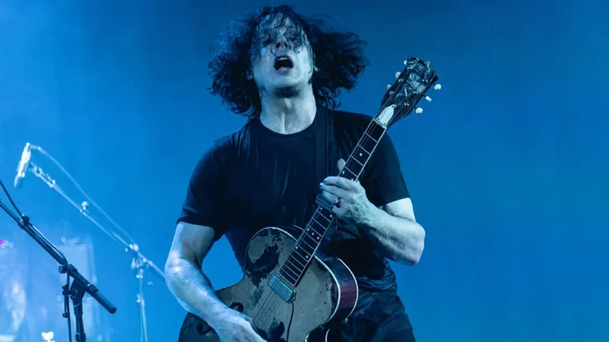 Jack White ao vivo. Crédito: Raph Pour-Hashemi.
