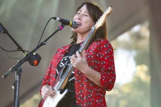 Kim Deal. Crédito: Jim Bennett/WireImage via Getty Images.