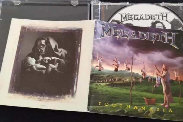 CD de Youthanasia do Megadeth.