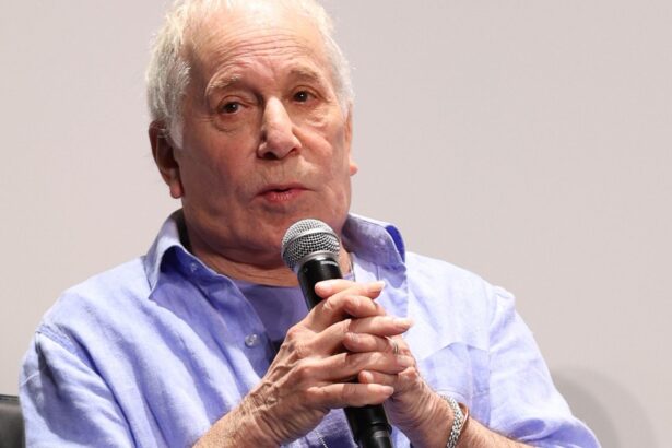 Paul Simon fala sobre perda auditiva. Crédito: Brian de Rivera Simon/Getty Images