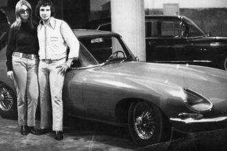 Roberto Carlos e seu Jaguar. Foto: Reprodução Pinterest.