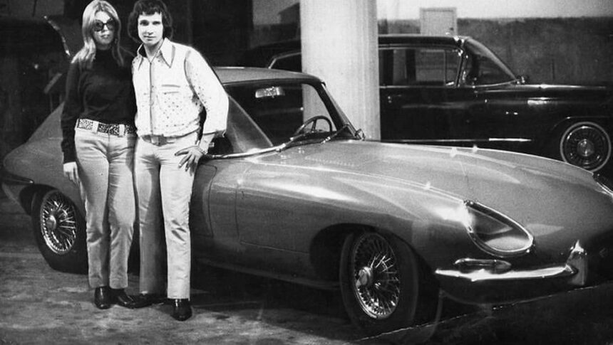 Roberto Carlos e seu Jaguar. Foto: Reprodução Pinterest.