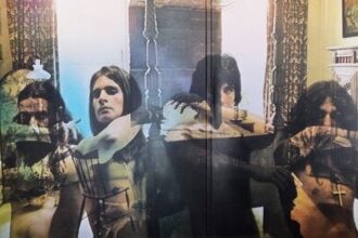 Tony Iommi na capa Sabbath Bloody Sabbath do Black Sabbath.