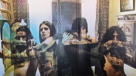 Tony Iommi na capa Sabbath Bloody Sabbath do Black Sabbath.
