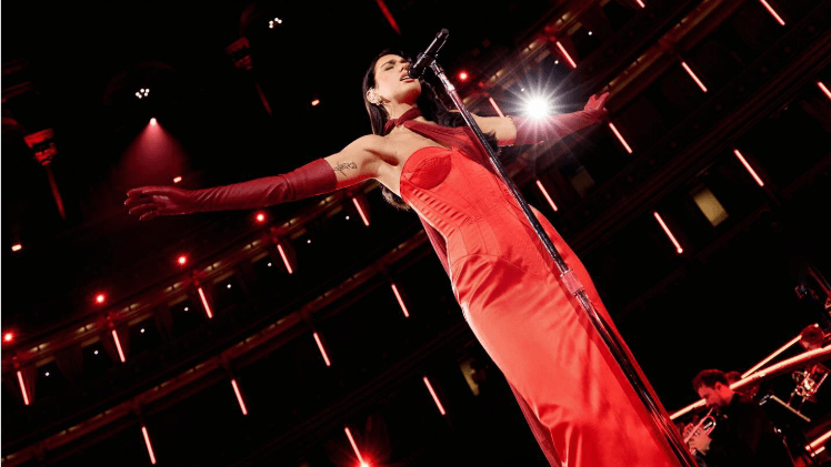 Dua Lipa ao vivo no Royal Albert Hall. Foto: Reprodução Instagram.