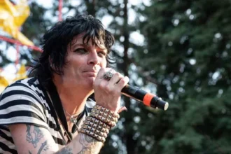 Foto: Jake Hout, agora ex-Dead Boys. Crédito: Miikka Skaffari.