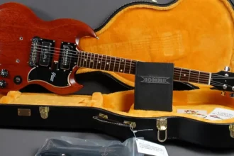 Réplica da guitarra 1964 Gibson 'Monkey' SG Special de Tony Iommi.