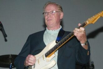 Foto: Vic Flick. Crédito: Mel Bouzard.