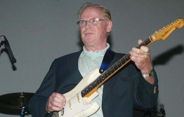 Foto: Vic Flick. Crédito: Mel Bouzard.