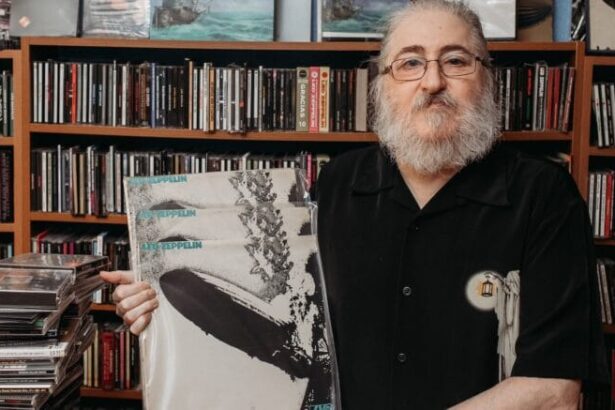 Oleg Korsunskiy, colecionador de Led Zeppelin. Crédito: LedZep News.