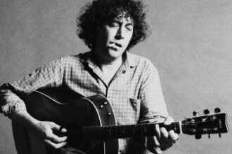 Bert Jansch. Crédito: Espólio de Keith Morris/Redferns/Getty Images