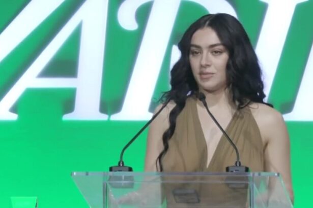 Foto: Charli XCX. Crédito: Variety’s Hitmakers Awards.