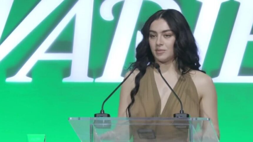 Foto: Charli XCX. Crédito: Variety’s Hitmakers Awards.