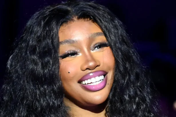 Foto: SZA. Crédito: Lester Cohen/Getty Images.