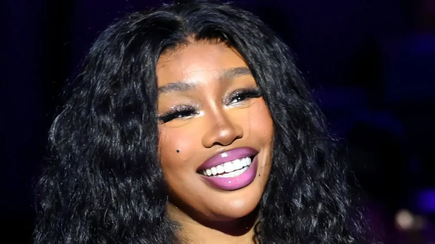 Foto: SZA. Crédito: Lester Cohen/Getty Images.