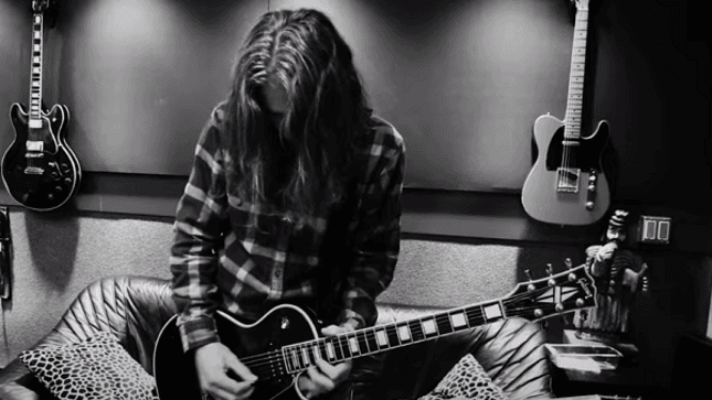 Joe Holmes lança novo single com ex-companheiros de Ozzy Osbourne