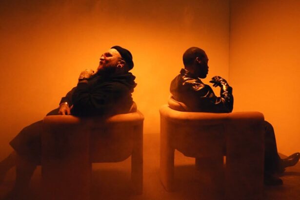 Foto: Teddy Swins e Givēon. Crédito: Clipe Are You Even Real.