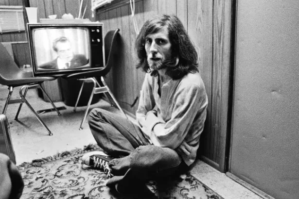 Nos bastidores do Roosevelt Stadium na turnê de 1974, com Richard Nixon na TV. Foto de Henry Diltz