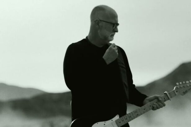 Foto: bob Mould. Crédito: Clipe Here We Go Crazy.