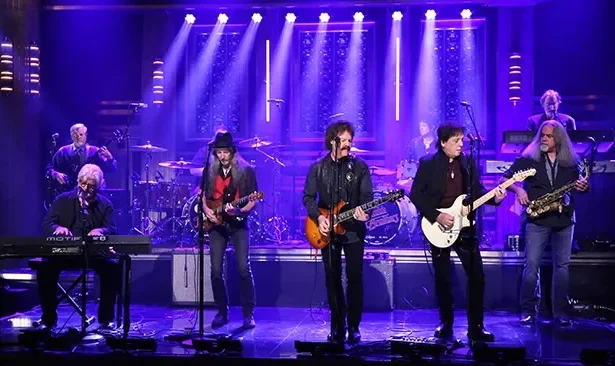 Os Doobie Brothers com Michael McDonald se apresentam no "The Tonight Show Starring Jimmy Fallon" em 20 de agosto de 2015. Douglas Gorenstein/NBC