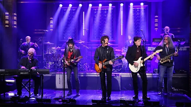 Os Doobie Brothers com Michael McDonald se apresentam no "The Tonight Show Starring Jimmy Fallon" em 20 de agosto de 2015. Douglas Gorenstein/NBC