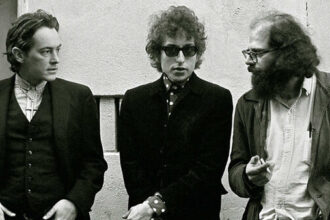 Michael McClure, Bob Dylan e Allen Ginsberg. (Larry Keenan)