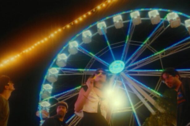 Foto: terraplana. Crédito: Reprodução clipe Charlie.