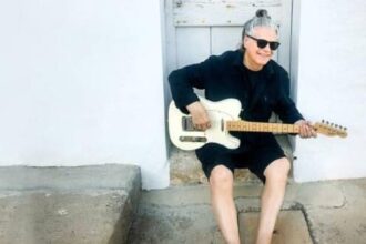 Foto: Andy Taylor em sua casa em Ibiza. Crédito: Reprodução Instagram.