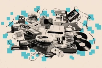 Uma colagem digital em preto e branco apresentando diversos dispositivos eletrônicos antigos, incluindo disquetes, fitas cassete, discos de vinil, projetores de slides, telefones, videogames portáteis e outros itens nostálgicos