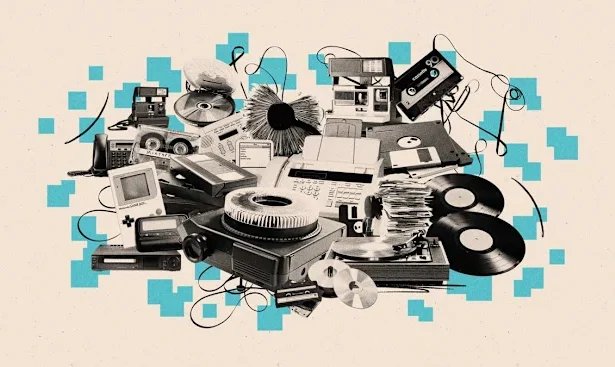 Uma colagem digital em preto e branco apresentando diversos dispositivos eletrônicos antigos, incluindo disquetes, fitas cassete, discos de vinil, projetores de slides, telefones, videogames portáteis e outros itens nostálgicos