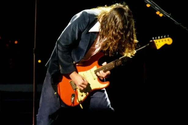 Foto: John Frusciante. Crédito: Chad Carson.