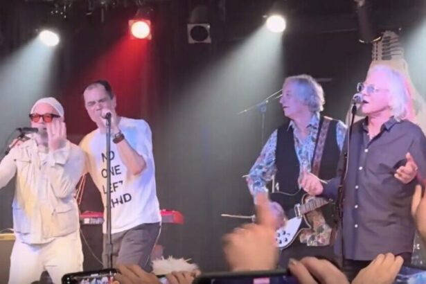 Foto: REM com Michael Shannon. Crédito: Canal North South Central Live.