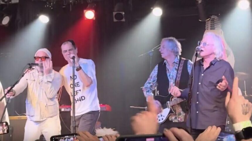 Foto: REM com Michael Shannon. Crédito: Canal North South Central Live.