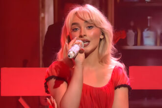 Foto: Sabrina Carpenter. Crédito: Saturday Night Live.