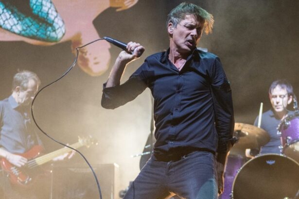 Suede se apresenta ao vivo. Crédito: Roberto Ricciuti/Redferns/Getty