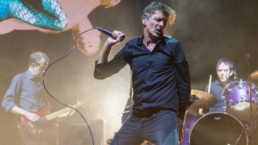 Suede se apresenta ao vivo. Crédito: Roberto Ricciuti/Redferns/Getty