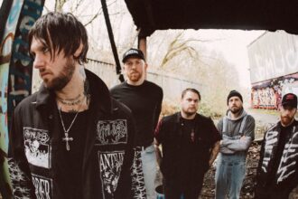 Foto: While She Sleeps. Crédito: Andy Ford.