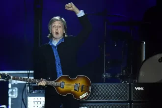 Foto: Paul McCartney ao vivo. Crédito: Dante Fernandez / Getty Images.