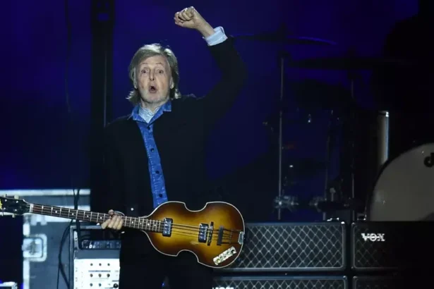 Foto: Paul McCartney ao vivo. Crédito: Dante Fernandez / Getty Images.