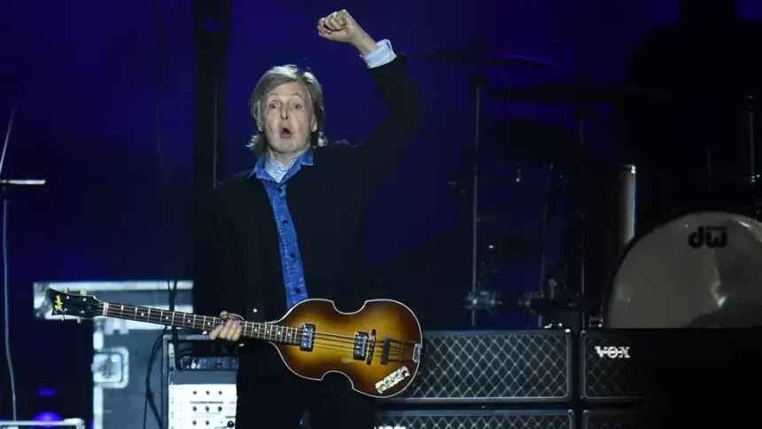 Foto: Paul McCartney ao vivo. Crédito: Dante Fernandez / Getty Images.