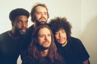 Foto: Boogarins. Crédito: Gabriel Rolim