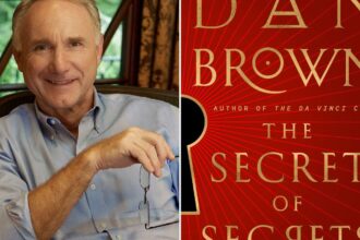 Foto: Dan Brown e seu novo livro 'The Secret of Secrets'. Crédito: Ben Flythe / Doubleday