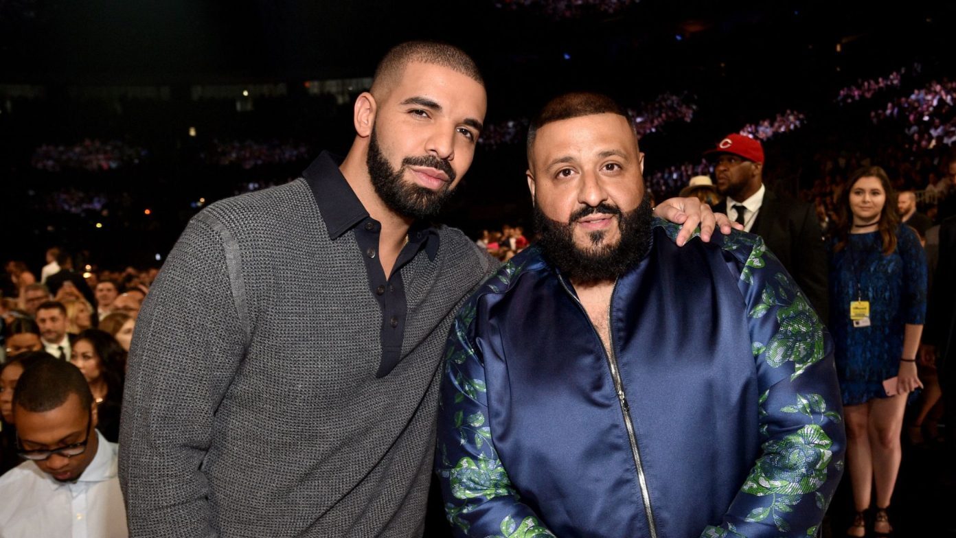 Foto: Drake e Dj Khaled. Crédito: Kevin Manzur/Getty Images.
