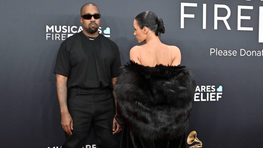 Foto: Kanye West e Bianca Censori. Crédito: Axelle Bauer/Griffin.