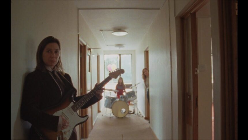 Foto: Kim Deal. Crédito: Clipe de Big Ben Beat.