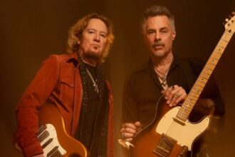 Foto: Adrian Smith / Ritchie Kotzen. Crédito: John McMurtrie.