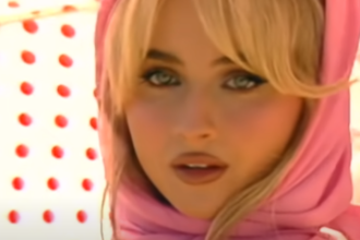 Foto: Sabrina Carpenter. Crédito: Clipe da música Busy Woman.